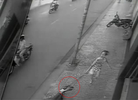 Giật phăng túi xách và cô gái giằng túi lại...