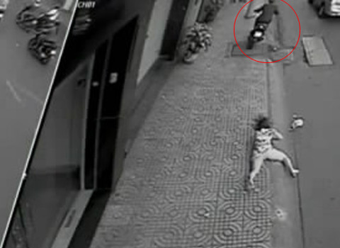 Cô gái tội nghiệp ngã sõng xoài.