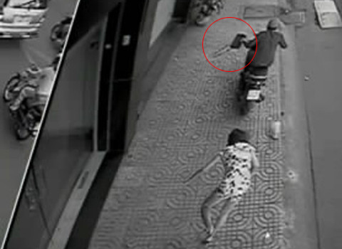 ...nhưng không thể. Tên cướp giật được túi xách và phóng đi.