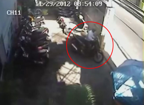 Bằng những thao tác cực kỳ chuyên nghiệp, tên trộm chỉ mất 3s để bẻ khóa và lên xe phóng vù đi. Bằng những thao tác cực kỳ chuyên nghiệp, tên trộm chỉ mất 3s để bẻ khóa và lên xe phóng vù đi.