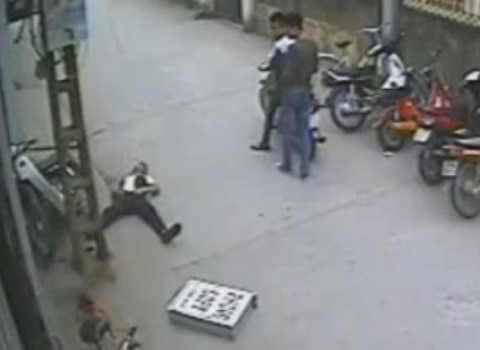 Nam thanh niên đâm xe thẳng vào cột điện sau pha "biểu diễn". Nam thanh niên đâm xe thẳng vào cột điện sau pha "biểu diễn".