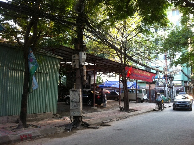 Theo những phản ánh của người dân ở phường Thanh Xuân Trung thì đây là phần diện tích đất công đã được cho thuê lại để làm xưởng sửa chữa ôtô gây nhiều bức xúc cho người dân. Theo những phản ánh của người dân ở phường Thanh Xuân Trung thì đây là phần diện tích đất công đã được cho thuê lại để làm xưởng sửa chữa ôtô gây nhiều bức xúc cho người dân.