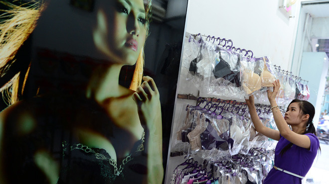 Chọn mua đồ lót nữ sản xuất trong nước tại một cửa hàng trên đường Tân Sơn Nhì, Q.Tân Phú, TP.HCM - Ảnh: THUẬN THẮNG Chọn mua đồ lót nữ sản xuất trong nước tại một cửa hàng trên đường Tân Sơn Nhì, Q.Tân Phú, TP.HCM - Ảnh: THUẬN THẮNG