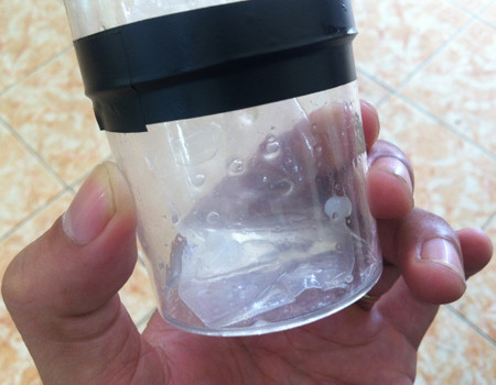 Hạt lạ chứa trong túi nhờn đặt trong áo ngực trông như hạt cườm nhỏ bằng đầu đũa. Ảnh: Thiên Chương