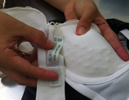 Một chiếc áo ngực có chứa chất lạ được người dân TP HCM cung cấp cho báo giới. Ảnh: Thiên Chương