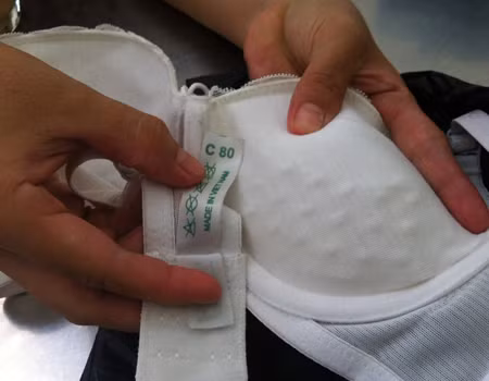 Một chiếc áo ngực có chứa chất lạ được người dân TP HCM cung cấp cho báo giới. Ảnh: Thiên Chương