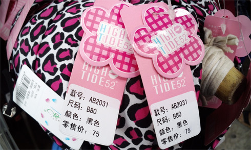 Theo một tiểu thương tại chợ Ngã Tư Sở (Hà Nội), tất cả các mẫu áo ngực bán tại đây đều là hàng của Trung Quốc sản xuất. Ảnh: Phương Linh