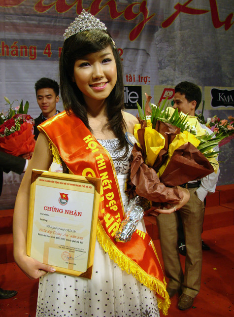 Tài năng, duyên dáng, tự tin đầy bản lĩnh đã giúp Trần Khánh Linh SBD 09 đến từ trường THPT Amsterdam đạt cú Hacktrick ấn tượng với: Giải nhất, Giải Trí tuệ, giải thưởng cho Nữ sinh có điểm tổng kết cao nhất tham gia Hội thi. Tài năng, duyên dáng, tự tin đầy bản lĩnh đã giúp Trần Khánh Linh SBD 09 đến từ trường THPT Amsterdam đạt cú Hacktrick ấn tượng với: Giải nhất, Giải Trí tuệ, giải thưởng cho Nữ sinh có điểm tổng kết cao nhất tham gia Hội thi.