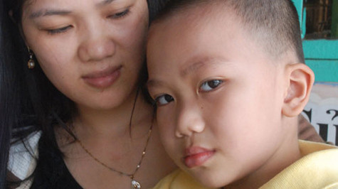 Cháu Khoa bị cô giáo đánh "thủng màng nhĩ" sau khi làm đổ cháo Cháu Khoa bị cô giáo đánh "thủng màng nhĩ" sau khi làm đổ cháo