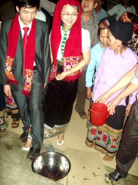 Bao đời nay, người dân tộc Thái ở một số nơi của huyện Con Cuông (Nghệ An) đã tồn tại một tục lệ rất đặc biệt, đó là trong ngày đám cưới, chú rể chỉ được rước cô dâu về nhà đúng vào thời khắc giao thoa giữa ngày cũ và ngày mới. Trước khi tổ chức, chú rể và cô dâu phải thực hiện nghi lễ rửa chân