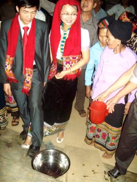Bao đời nay, người dân tộc Thái ở một số nơi của huyện Con Cuông (Nghệ An) đã tồn tại một tục lệ rất đặc biệt, đó là trong ngày đám cưới, chú rể chỉ được rước cô dâu về nhà đúng vào thời khắc giao thoa giữa ngày cũ và ngày mới. Trước khi tổ chức, chú rể và cô dâu phải thực hiện nghi lễ rửa chân