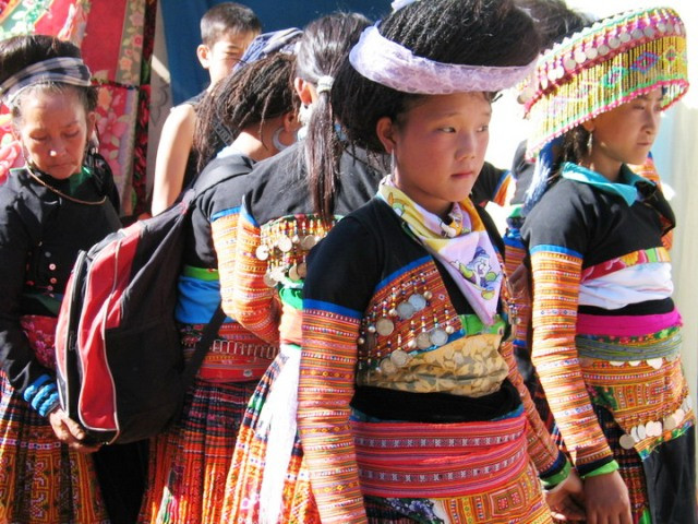 Phong tục có con rồi mới cưới vợ của người dân tộc Hà Nhì (Lai Châu) đến nay vẫn còn lưu giữ Thanh niên Hà Nhì được tự do kết hôn, nếu bạn gái yêu mình thì chàng trai dẫn về nhà thưa chuyện với cha mẹ xin cưới làm vợ. Ðây là lần cưới đầu tiên của trai bản Hà Nhì đối với vợ mình. Người vợ từ đó trở đi phải mang họ nhà chồng. Sau khi có con thì người chồng phải tổ chức đám cưới lần thứ hai... với chính vợ mình.