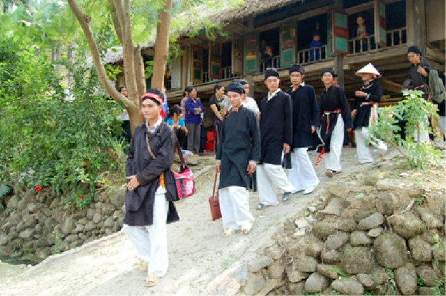 Vào lễ cưới, trước khi sang nhà gái, nhà trai cử một đoàn đi đón dâu với số lượng bắt buộc là 11 người trong đó có trưởng đoàn, chủ hôn, chú rể, phù rể và các nam thanh niên trẻ, khỏe có tài hát đối đáp. Người Dao yên Bái