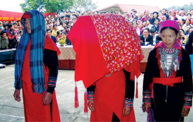 Người Dao đỏ ở xã vùng cao Nậm Đét (Bắc Hà), khi đôi trai gái quen nhau, mến nhau và họ đi đến quyết định xây dựng hạnh phúc lứa đôi thì gia đình nhà trai sang nhà gái tiến hành thủ tục hỏi vợ cho chàng trai và đi đến lễ cưới phải qua 2 lần làm lễ ăn hỏi.