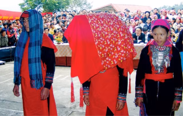 Người Dao đỏ ở xã vùng cao Nậm Đét (Bắc Hà), khi đôi trai gái quen nhau, mến nhau và họ đi đến quyết định xây dựng hạnh phúc lứa đôi thì gia đình nhà trai sang nhà gái tiến hành thủ tục hỏi vợ cho chàng trai và đi đến lễ cưới phải qua 2 lần làm lễ ăn hỏi.