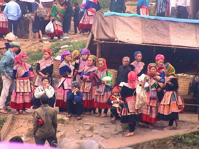 Tục cưới hỏi của đồng bào Ê – Đê phải mổ lợn được mỗ để lấy máu thoa vào chân cô dâu, chú rể trong ngày cưới rồi cúng tổ tiên cầu cho hai trẻ được sống hạnh phúc.