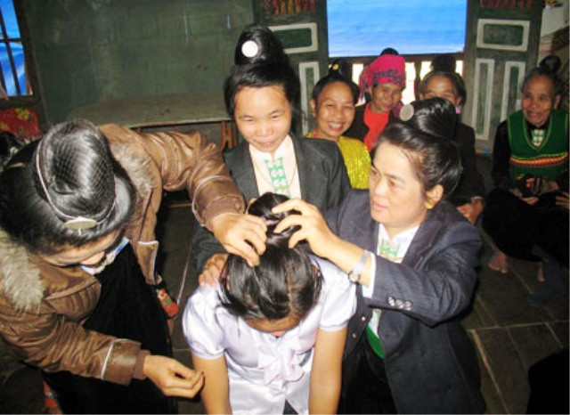 Một nét đặc sắc không thể bỏ qua trong đám cưới của người Thái đen là lễ Tằng cẩu (búi tóc cho cô dâu). Đồ sính lễ được dùng cho lễ Tằng cẩu sẽ do bố mẹ chú rể đưa sang