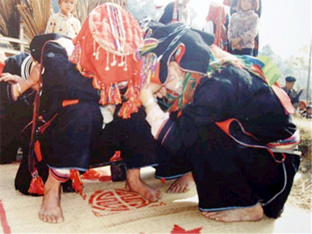 Lúc đưa dâu, phía nhà gái chỉ cho phép những thanh niên chưa lập gia đình cùng đi, còn bố mẹ, người thân của cô dâu đã có vợ có chồng thì không được đi theo