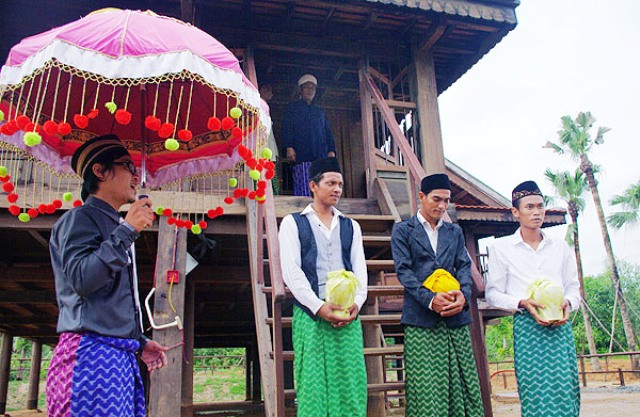 Trước khi cưới, chàng trai phải sang ở rể bên nhà gái hơn chục năm và khi đón dâu về, anh ta thường rước luôn cả đàn con dăm bảy đứa. Đó là tục lệ ở rể bao đời nay của người La Ha, xã Nậm Păm, Mường La, Sơn La.