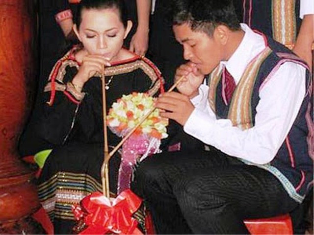 Thiếu nữ Jrai và Ê đê người tây Nguyên sau khi cưới phải cữ 7 ngày, đôi tân hôn tránh gặp người lạ và không ra khỏi nhà.