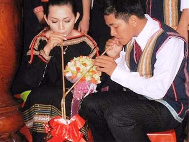 Thiếu nữ Jrai và Ê đê người tây Nguyên sau khi cưới phải cữ 7 ngày, đôi tân hôn tránh gặp người lạ và không ra khỏi nhà.