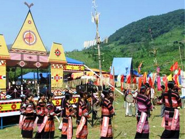 Múa cồng chiêng của đồng bào dân tộc Ba Na ở Bình Định. Khi tổ chức đám cưới cả cô dâu và chú rể đều phải tham gia múa cồng chiêng