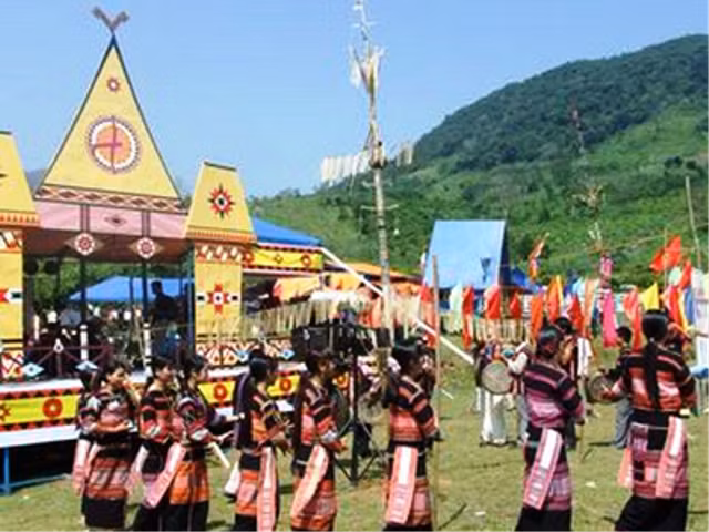 Múa cồng chiêng của đồng bào dân tộc Ba Na ở Bình Định. Khi tổ chức đám cưới cả cô dâu và chú rể đều phải tham gia múa cồng chiêng