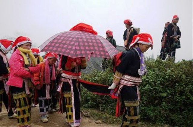 Theo phong tục của đồng bào Mông (Yên Bái), khi đưa cô dâu về nhà chồng thì dù gần hay xa đều phải tổ chức ăn một bữa cơm ở dọc đường. Họ cho rằng bữa cơm đó là để báo với các vị thần linh là nhà trai đã được đón con gái người ta về làm dâu con trong nhà và mời các vị thần linh chứng kiến và phù hộ cho đôi vợ chồng trẻ chịu khó làm ăn, phát tài, sinh được nhiều con cháu.