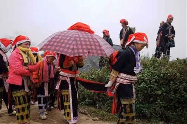 Theo phong tục của đồng bào Mông (Yên Bái), khi đưa cô dâu về nhà chồng thì dù gần hay xa đều phải tổ chức ăn một bữa cơm ở dọc đường. Họ cho rằng bữa cơm đó là để báo với các vị thần linh là nhà trai đã được đón con gái người ta về làm dâu con trong nhà và mời các vị thần linh chứng kiến và phù hộ cho đôi vợ chồng trẻ chịu khó làm ăn, phát tài, sinh được nhiều con cháu.