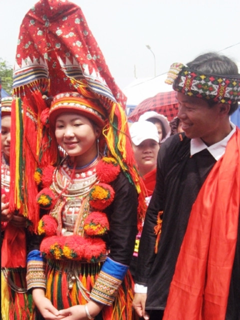 Ngày cười, nhà trai mang lễ sang nhà cô dâu phải có lợn 50 kg, 50 lít rượu trắng và đôi gà sống cùng xôi nếp và trứng chia đều làm hai gói