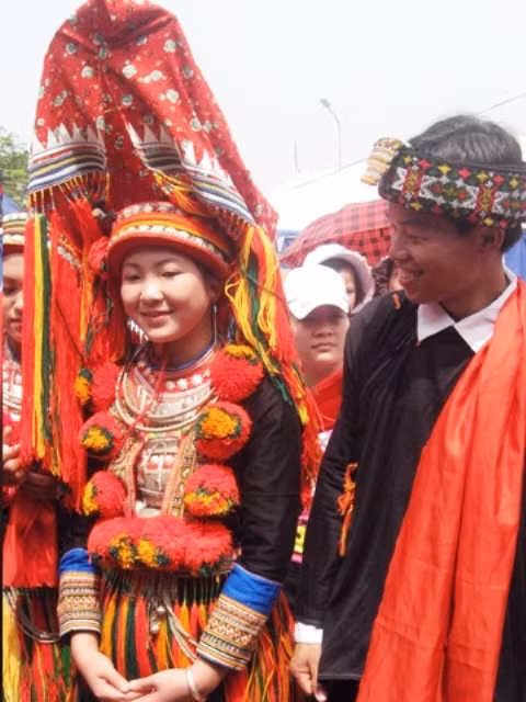 Ngày cười, nhà trai mang lễ sang nhà cô dâu phải có lợn 50 kg, 50 lít rượu trắng và đôi gà sống cùng xôi nếp và trứng chia đều làm hai gói