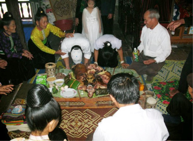 Khi ngỏ lời với cô gái, anh chàng người Thái chỉ được phép mang theo một con dao để làm việc. Lúc này chưa được làm chàng rể chính thức, anh ta chỉ được phép nằm ở gian đầu nhà sàn dành cho khách nam giới. Sau ba tháng "thử thách", nếu được bố mẹ vợ tương lai ưng ý anh ta mới được đem chǎn đệm của nhà mình đến, và vẫn nằm gian đầu nhà. Từ đấy, anh phải đảm đương mọi việc trong gia đình nhà vợ. Cứ thế trong ba nǎm trời. Hết hạn đó xem chừng "đạt yêu cầu", nhà gái mới cho chính thức làm lễ thành hôn.