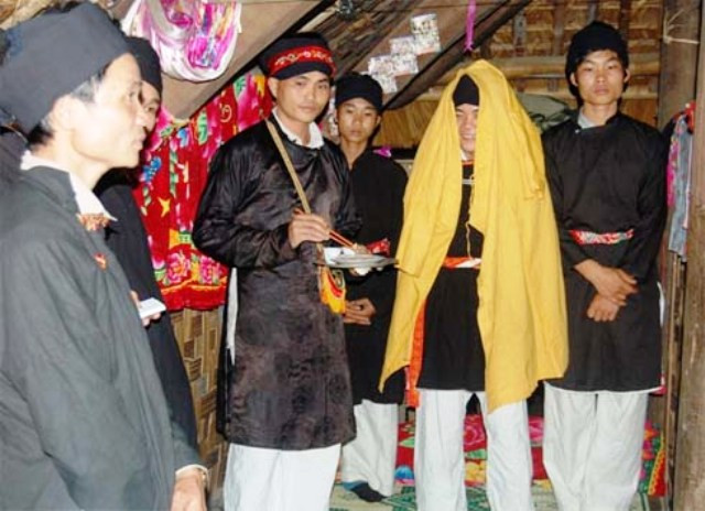 Đêm tân hôn, chú rể (choàng áo vàng) sẽ đi thẳng vào buồng cô dâu và đêm hôm đó sẽ ngủ lại một đêm tại buồng, còn cô dâu lại được giấu tạm đi nơi khác.