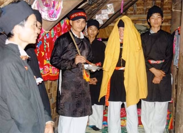 Đêm tân hôn, chú rể (choàng áo vàng) sẽ đi thẳng vào buồng cô dâu và đêm hôm đó sẽ ngủ lại một đêm tại buồng, còn cô dâu lại được giấu tạm đi nơi khác.