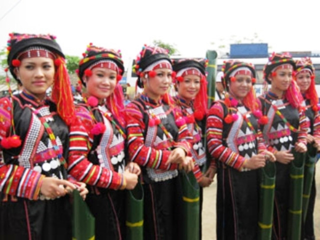 Đối với người con trai dân tộc Dao Ðỏ, nếu thích cô gái nào thì chàng trai trao tặng cô gái đồng bạc trắng. Nếu ba ngày sau đó mà không thấy nhà gái đem trả đồng bạc trắng thì nhà trai mang lễ đến xin cưới