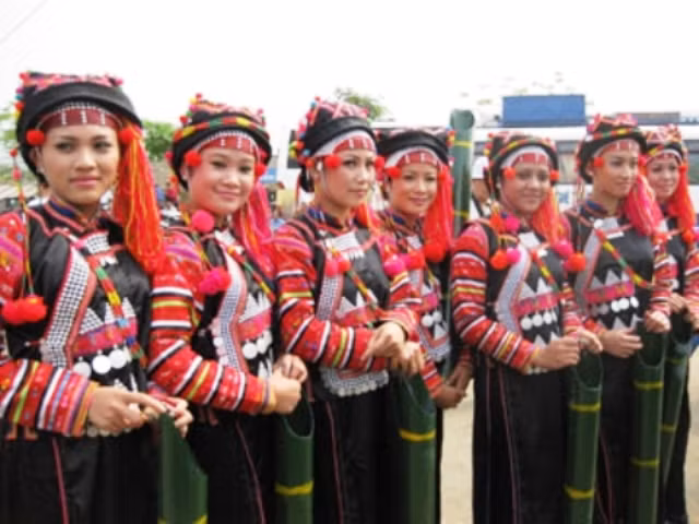 Đối với người con trai dân tộc Dao Ðỏ, nếu thích cô gái nào thì chàng trai trao tặng cô gái đồng bạc trắng. Nếu ba ngày sau đó mà không thấy nhà gái đem trả đồng bạc trắng thì nhà trai mang lễ đến xin cưới