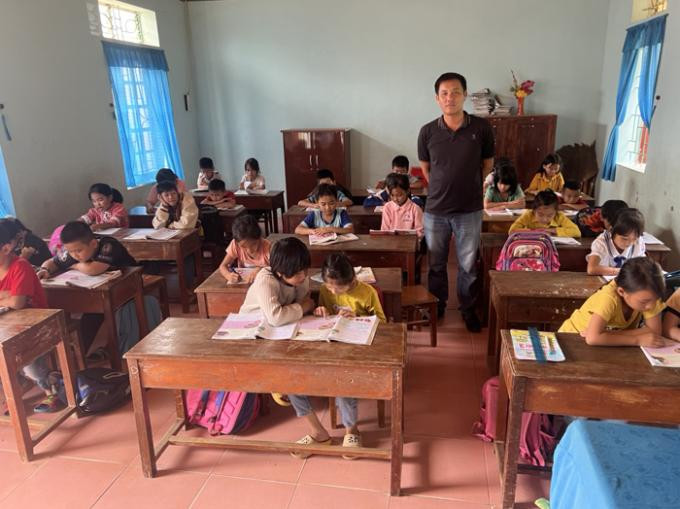 Thầy Nguyễn Duy Trình (Nghệ An) hợp đồng 20 năm, lương chỉ 2,6 triệu mỗi tháng - Ảnh minh họa Vnexpress.net Thầy Nguyễn Duy Trình (Nghệ An) hợp đồng 20 năm, lương chỉ 2,6 triệu mỗi tháng - Ảnh minh họa Vnexpress.net