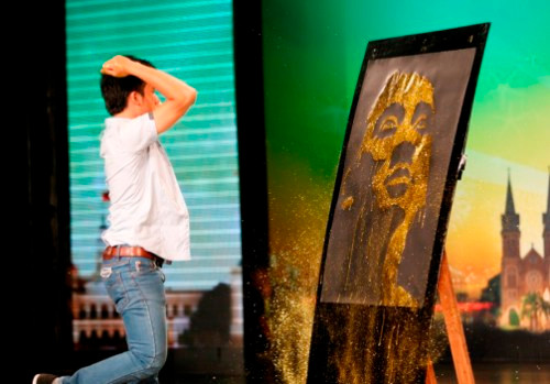 Trước đó, Minh đã từng vẽ giám khảo Thành Lộc bằng kim tuyến. Trước đó, Minh đã từng vẽ giám khảo Thành Lộc bằng kim tuyến.