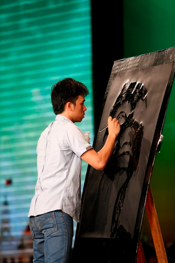 Hồng Minh say sưa bên tác phẩm của mình. Hồng Minh say sưa bên tác phẩm của mình.