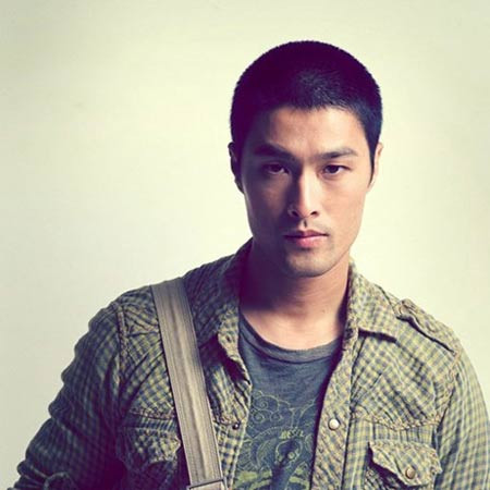 Anh nói thêm: “Tôi luôn nói rằng không chia sẻ chuyện riêng, chẳng úp mở gì. Khi công chúng thấy chúng tôi, với Vân hay với Nhung đi sự kiện này kia cứ... kệ đi. Những gì riêng tư, tôi hiếm khi chia sẻ vì có thể ảnh hưởng, xúc phạm đến người khác. Tôi là đàn ông thì rất dễ, nhưng đó không có gì hay nên tôi không làm.” (Theo Tiin) Anh nói thêm: “Tôi luôn nói rằng không chia sẻ chuyện riêng, chẳng úp mở gì. Khi công chúng thấy chúng tôi, với Vân hay với Nhung đi sự kiện này kia cứ... kệ đi. Những gì riêng tư, tôi hiếm khi chia sẻ vì có thể ảnh hưởng, xúc phạm đến người khác. Tôi là đàn ông thì rất dễ, nhưng đó không có gì hay nên tôi không làm.” (Theo Tiin)