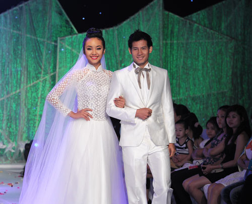 Xuất hiện trong chương trình Phong cách và cuộc sống diễn ra tại một trung tâm hội nghị ở TP.HCM, người mẫu teen Bảo Trân nổi bật với gương mặt thanh tú và vóc dáng khá lý tưởng. Cô tự tin khoác tay "chú rể" Thanh Thức thể hiện những bộ trang phục cưới. Xuất hiện trong chương trình Phong cách và cuộc sống diễn ra tại một trung tâm hội nghị ở TP.HCM, người mẫu teen Bảo Trân nổi bật với gương mặt thanh tú và vóc dáng khá lý tưởng. Cô tự tin khoác tay "chú rể" Thanh Thức thể hiện những bộ trang phục cưới.