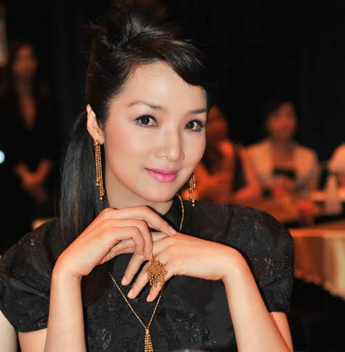 Chị ‘bật mí’ lý do vẫn đang độc thân: “Tôi luôn có quá nhiều việc và kế hoạch phải thực hiện. Khi bạn dành sự quan tâm cho điều gì, những việc khác luôn bị nhòa đi và có lẽ đàn ông cũng không để ý đến những người phụ nữ quá bận rộn với công việc hay quá độc lập như tôi.” (Theo Thế giới Điện ảnh) Chị ‘bật mí’ lý do vẫn đang độc thân: “Tôi luôn có quá nhiều việc và kế hoạch phải thực hiện. Khi bạn dành sự quan tâm cho điều gì, những việc khác luôn bị nhòa đi và có lẽ đàn ông cũng không để ý đến những người phụ nữ quá bận rộn với công việc hay quá độc lập như tôi.” (Theo Thế giới Điện ảnh)