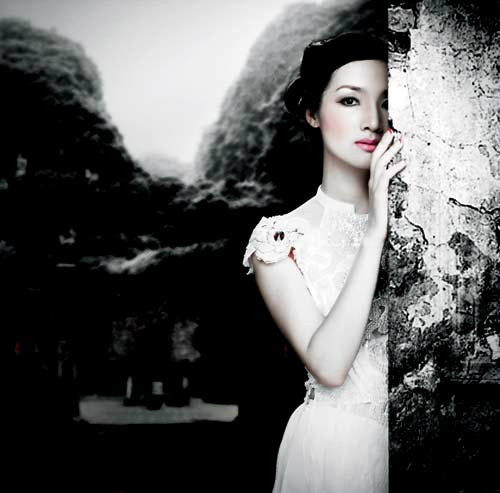 Hoa hậu Giáng My chia sẻ về vương miện cuộc thi Hoa hậu Đền Hùng: “Danh hiệu Hoa hậu Đền Hùng luôn là một kỷ niệm, cột mốc trong cuộc đời của mình. Thời điểm đó những cuộc thi chưa hoành tráng như bây giờ và không có phương tiện PR, nhưng thí sinh khắp mọi miền đều náo nức tham dự nên số lượng đăng ký đến vài ngàn người và cũng vô cùng gay cấn, căng thẳng. Lúc bấy giờ có vài vị giám khảo muốn chọn những thí sinh đang sinh sống và học tập tại Vĩnh Phú trúng giải, nhưng cuối cùng chiến thắng đã thuộc về tôi với số điểm gần như tuyệt đối. Quả thật, đây cũng là một chuyện độc đáo vì kể từ đó đến nay, tôi vẫn chưa có cơ hội được trao vương miện lại cho ai.” Hoa hậu Giáng My chia sẻ về vương miện cuộc thi Hoa hậu Đền Hùng: “Danh hiệu Hoa hậu Đền Hùng luôn là một kỷ niệm, cột mốc trong cuộc đời của mình. Thời điểm đó những cuộc thi chưa hoành tráng như bây giờ và không có phương tiện PR, nhưng thí sinh khắp mọi miền đều náo nức tham dự nên số lượng đăng ký đến vài ngàn người và cũng vô cùng gay cấn, căng thẳng. Lúc bấy giờ có vài vị giám khảo muốn chọn những thí sinh đang sinh sống và học tập tại Vĩnh Phú trúng giải, nhưng cuối cùng chiến thắng đã thuộc về tôi với số điểm gần như tuyệt đối. Quả thật, đây cũng là một chuyện độc đáo vì kể từ đó đến nay, tôi vẫn chưa có cơ hội được trao vương miện lại cho ai.”