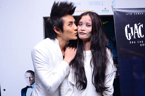 Dù với tạo hình 'kinh hoàng', Đông Nhi vẫn được Ông Cao Thắng thể hiện tình cảm 1 cách nồng nàn.