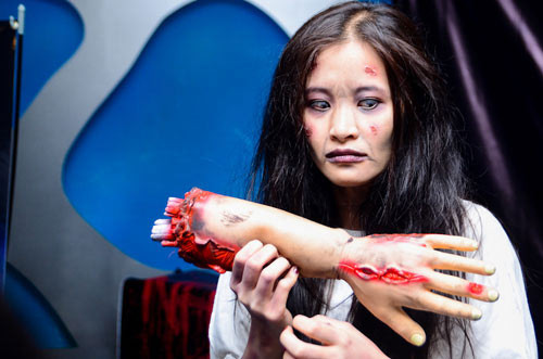 Trong buổi giới thiệu sản phẩm chung này, Đông Nhi gây bất ngờ khi xuất hiện với tạo hình 1 ma nữ rất kinh dị.