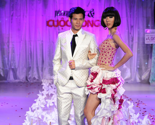 Trong khi đó, đàn chị Ngọc Quyên cũng nổi bật không kém bên cạnh "chú rể" Thanh Thức. (Theo ihay) Trong khi đó, đàn chị Ngọc Quyên cũng nổi bật không kém bên cạnh "chú rể" Thanh Thức. (Theo ihay)