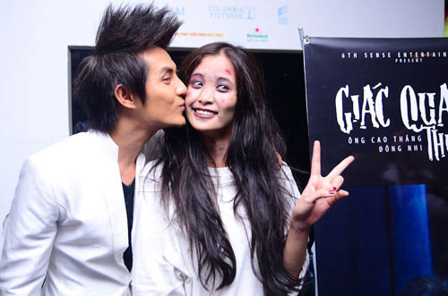 Cả 2 đã có những khuôn hình hết sức thân mật trước mặt quan khách.