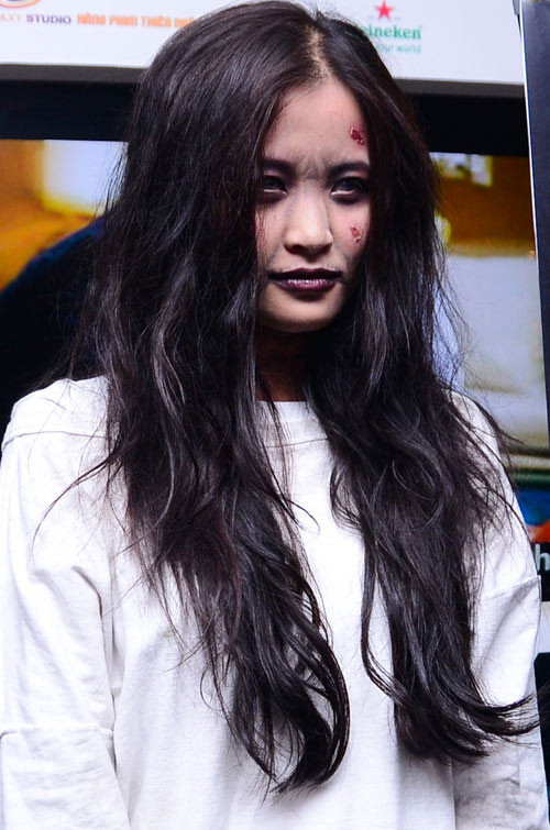 Cận cảnh tạo hình rùng rợn của Đông Nhi.