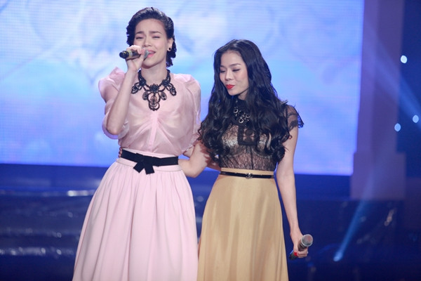 Tối 29/10, trong chương trình Nhịp cầu âm nhạc tháng 10 với chủ đề Ngày tinh khôi, Hồ Ngọc Hà - Lệ Quyên gây bất ngờ khi cùng song ca Chôn dấu một tình yêu, ca khúc nằm trong single mới phát hành của Hà Hồ. Sự hòa quyện giữa hai cá tính âm nhạc mang lại những phút phiêu linh cho khán giả. Tối 29/10, trong chương trình Nhịp cầu âm nhạc tháng 10 với chủ đề Ngày tinh khôi, Hồ Ngọc Hà - Lệ Quyên gây bất ngờ khi cùng song ca Chôn dấu một tình yêu, ca khúc nằm trong single mới phát hành của Hà Hồ. Sự hòa quyện giữa hai cá tính âm nhạc mang lại những phút phiêu linh cho khán giả.