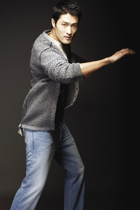 Khi được hỏi về tin đồn tình cảm với Nhung Kate, Johnny Trí Nguyễn cho biết: “Tôi không khẳng định hay phủ nhận vì tôi vẫn sống thoải mái, vô tư như ngày nào. Đối với tin đồn, tôi cứ để như vậy. Nếu lý giải, nó sẽ có tin đồn khác và ta cứ phải lý giải hoài. Bản thân tôi không thích đem đời tư ra để PR. Trước đây tôi và Vân (Ngô Thanh Vân) xuất hiện cũng vì công việc, còn điều gì khác là do công chúng tự nghĩ. Khi được hỏi về tin đồn tình cảm với Nhung Kate, Johnny Trí Nguyễn cho biết: “Tôi không khẳng định hay phủ nhận vì tôi vẫn sống thoải mái, vô tư như ngày nào. Đối với tin đồn, tôi cứ để như vậy. Nếu lý giải, nó sẽ có tin đồn khác và ta cứ phải lý giải hoài. Bản thân tôi không thích đem đời tư ra để PR. Trước đây tôi và Vân (Ngô Thanh Vân) xuất hiện cũng vì công việc, còn điều gì khác là do công chúng tự nghĩ.